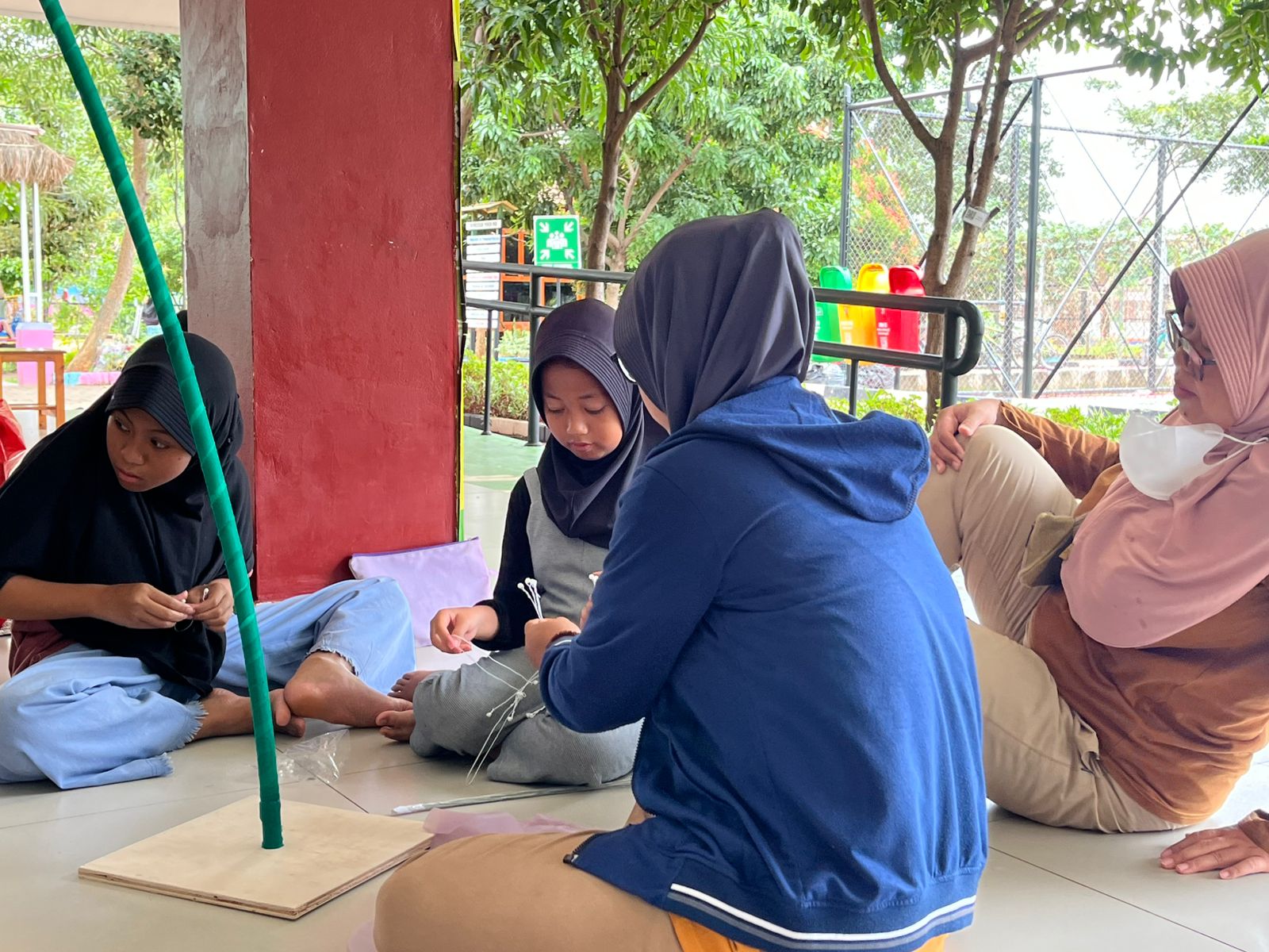 Kelas Berkarya : Workshop Giant Flower Di RPTRA Garuda